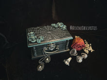 Load image into Gallery viewer, Mini Spiderweb box